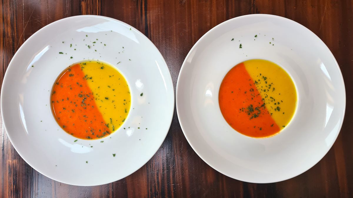 Zweifärbige Paprikasuppe