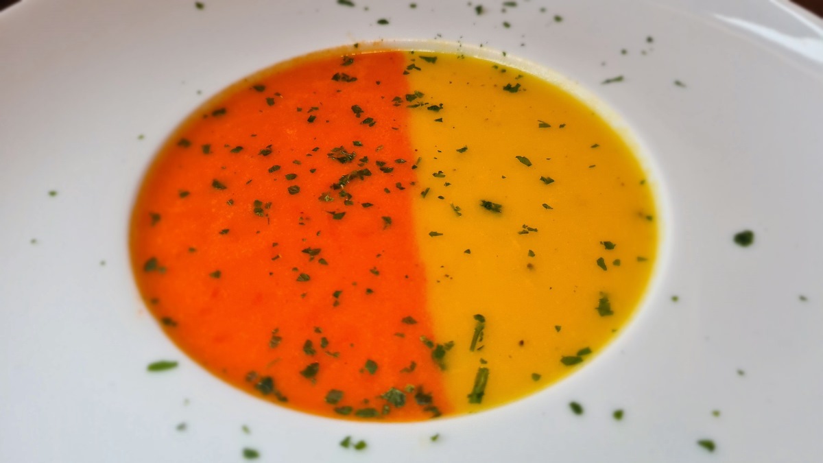 Zweifärbige Paprikasuppe